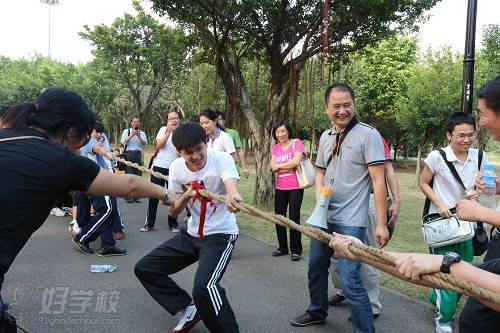 紧张的拔河比赛