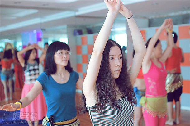 广州云尚舞学员在练习肚皮舞