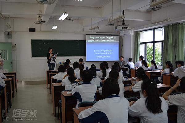 天河中学高二英语黄老师在做开场主持