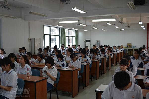 生在开场前认真翻阅着新航道学习资料