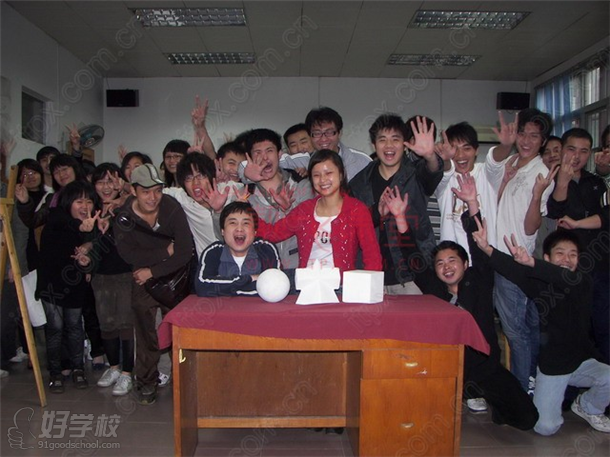 东方标准学生崔梦怡美术课堂上过生日