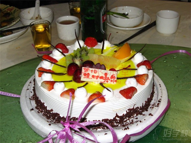 东方标准的学生们准备的生日蛋糕