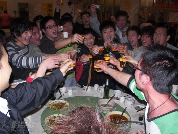 东方标准的学生们举杯庆祝崔梦怡生日