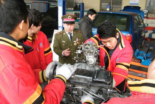 指导员带领学生在实践车间