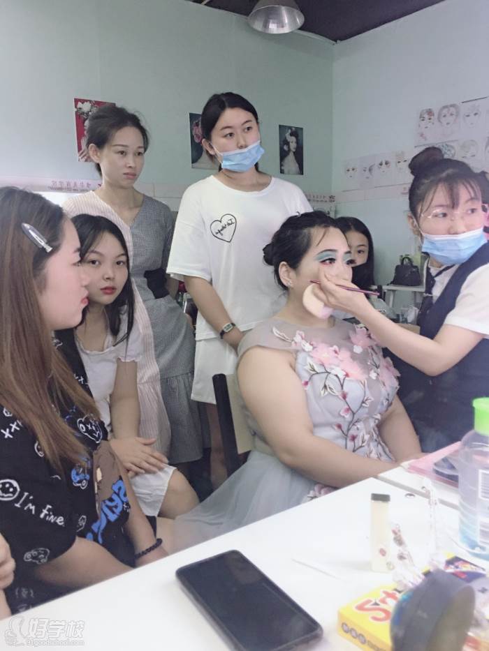 成为妆点师必要操练什么课程-深圳郊野妆点书院BOB彩票(图1)