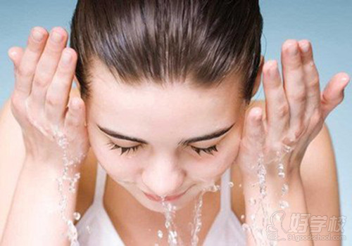 美容达人指导秋冬季如何正确洗脸