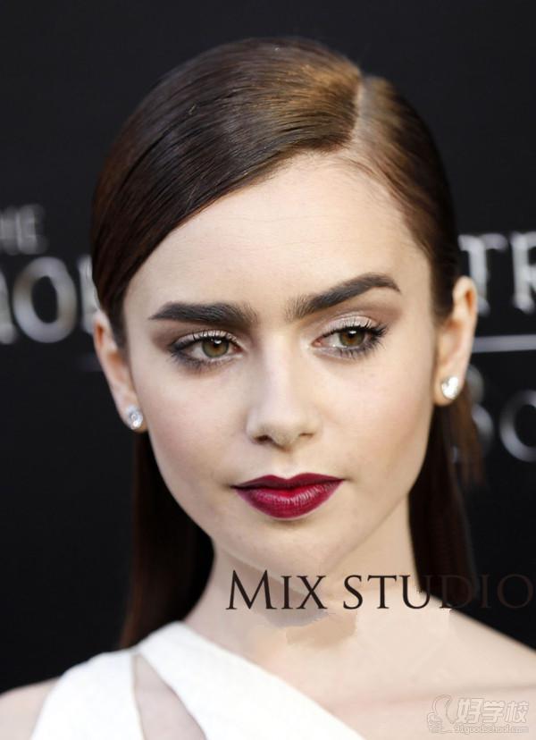 麗莉·柯林斯 （Lily Collins)