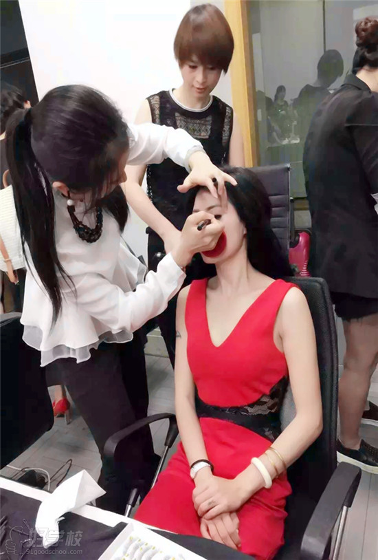 田美梁美华副校长为世界旅游小姐华南赛区冠军任斐琳小姐化妆造型