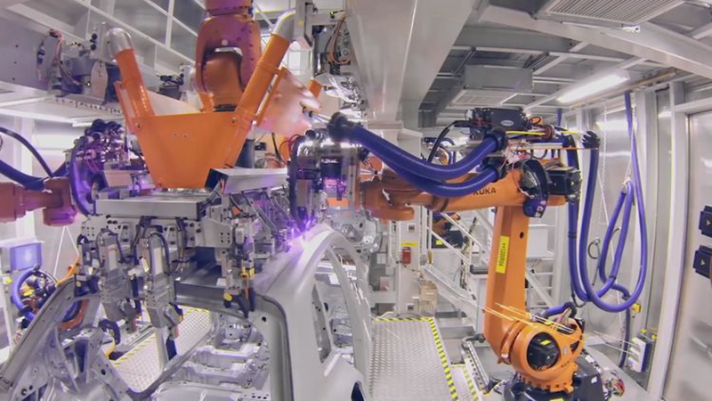 工业机器人进行激光焊接