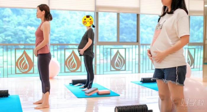 孕期调理瑜伽教学现场