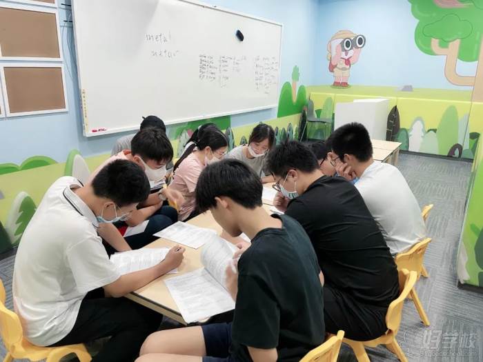 学生在认真做试卷中