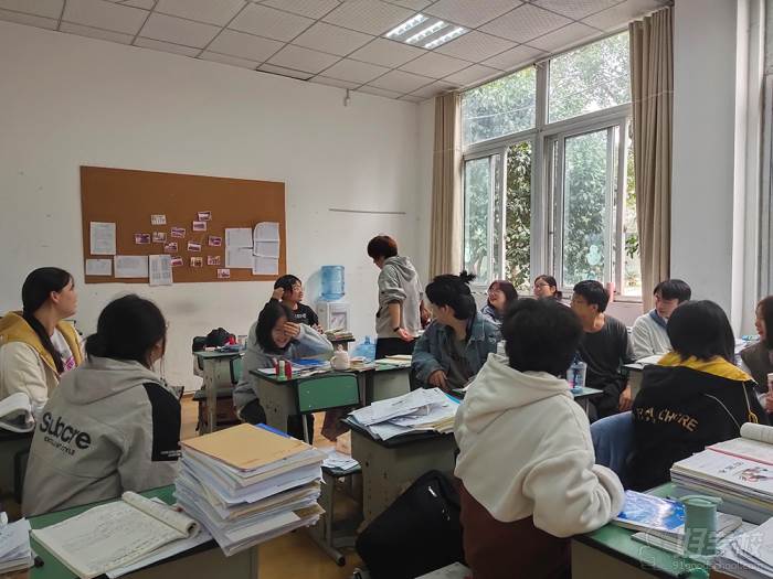 学生学习交流现场