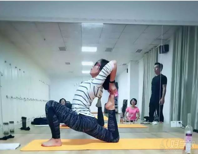 学员练习瑜伽