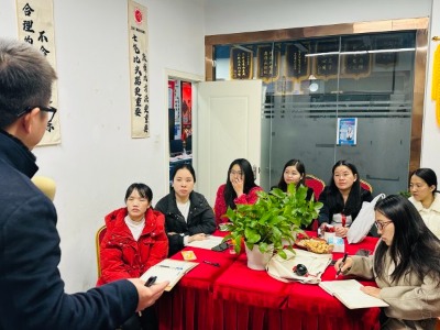 飛揚教育咨詢講師班學員頒發榮譽證書、獎杯和紅包獎學金！