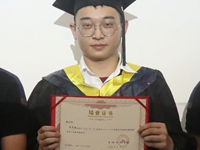 技能满格，笑容满分！斯耐克学员毕业照来袭