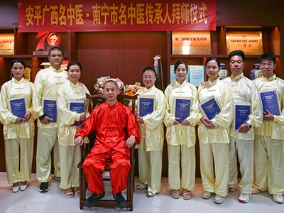 聚焦南寧靜遠中醫培訓學校，拜師集體照開啟中醫傳承新篇