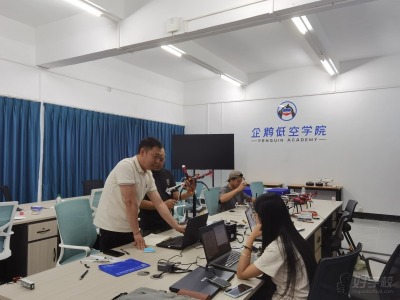 企鵝低空學(xué)院廣州基地教學(xué)現(xiàn)場：專業(yè)筑夢低空未來