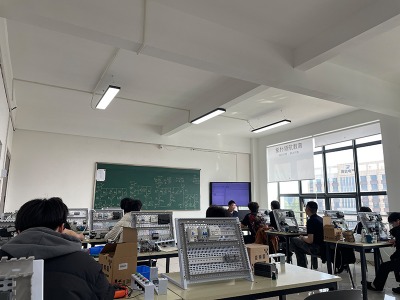 保定拓扑领航自动化教育的教学现场一览