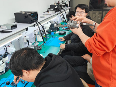武汉哪里有无人机维修工程师培训，设备齐全、一人一机