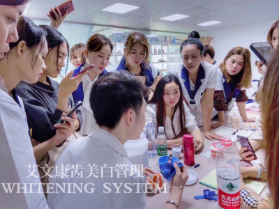 深圳艾文康齿美牙培训学院的课程教学现场展示