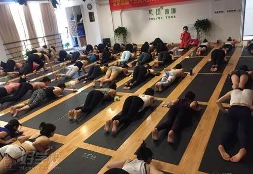 悠玥瑜伽挑戰(zhàn)“108遍拜日式”學員練習現(xiàn)場