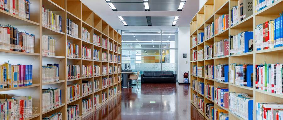摄图网_500583449_wx_宽敞明亮的图书馆阅览室（企业商用）