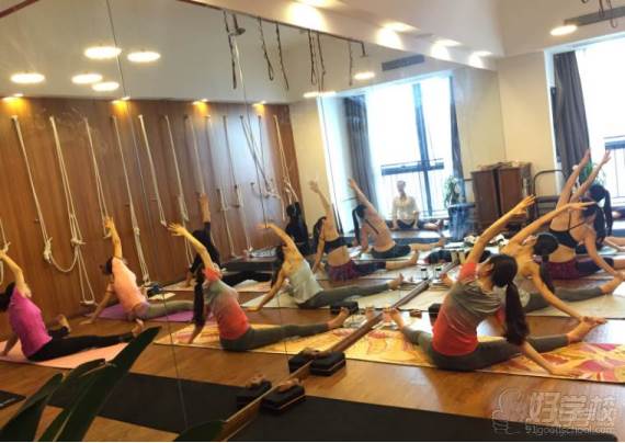 重庆享瑜伽教练培训学院