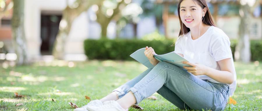 摄图网_500635847_wx_坐在校园草坪上看书的女学生（企业商用）