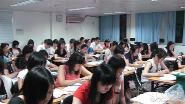 广州大学四级英语考证班上课情景