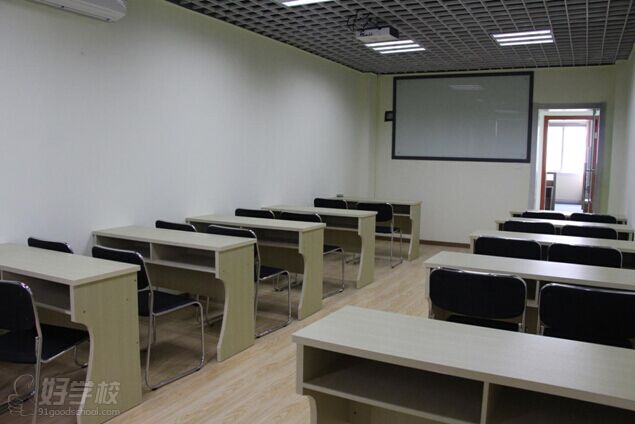 杭州明好小语种学校宽敞明亮的课室环境.jpg