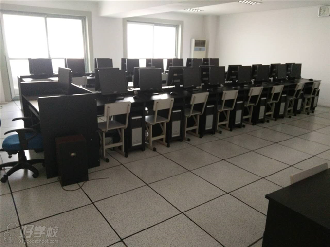 上海鹰云教育电脑机房，可以容纳多人上课