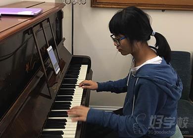 深圳弘域海外留学中心学员弹钢琴风采